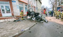 Wjechał w aptekę w Braniewie. Z pojazdu niewiele zostało