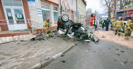 Wjechał w aptekę w Braniewie. Z pojazdu niewiele zostało