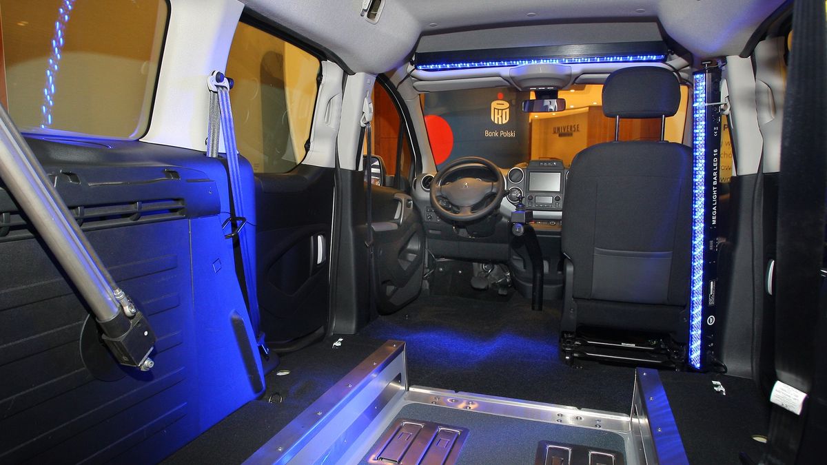 Wyjątkowy Peugeot został zmodyfikowany dla niepełnosprawnego kierowcy.