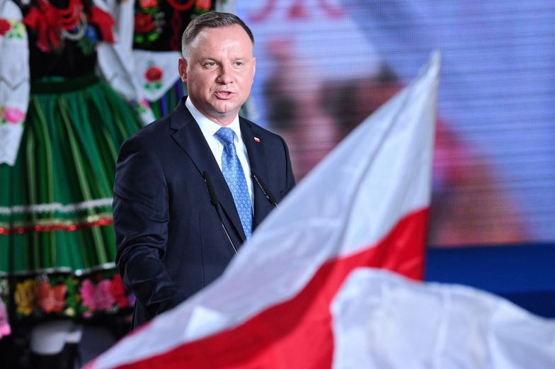 Andrzej Duda w tej kampanii wyłożył na stół już około 37 mld zł. Rafał Trzaskowski ustępuje mu jednak bardzo nieznacznie