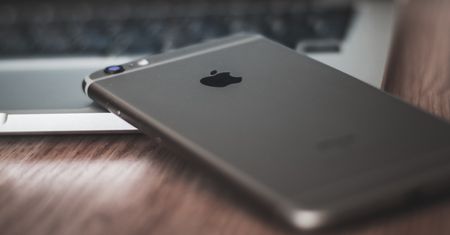 Chińczycy nie pozostają bierni wobec zachowań Trumpa. Nie chcą korzystać z iPhone'ów