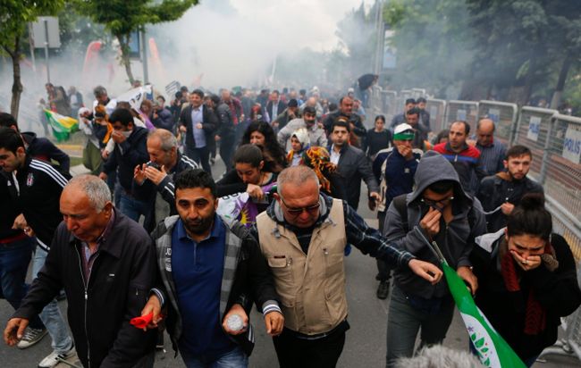 Policja użyła gazu łzawiącego, aby rozproszyć tłum w Stambule