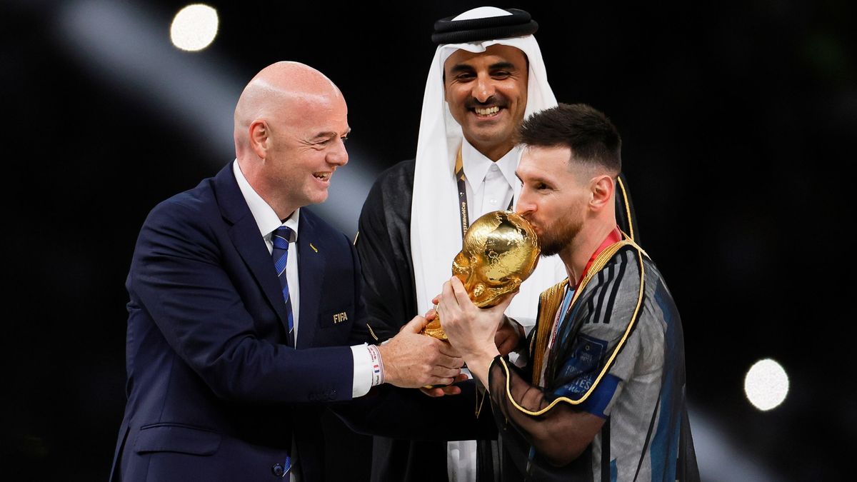Zdjęcie okładkowe artykułu: PAP/EPA / Gianni Infantino, Leo Messi i emir Kataru