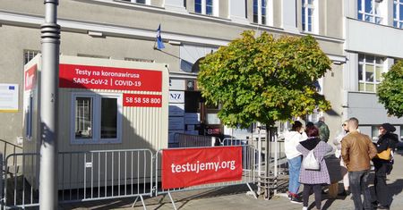 Koronawirus. Większość Polaków jest za przepustkami covidowymi