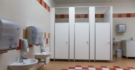 Znasz tę ukrytą funkcję z publicznych toalet? Pozwala zachować większą higienę