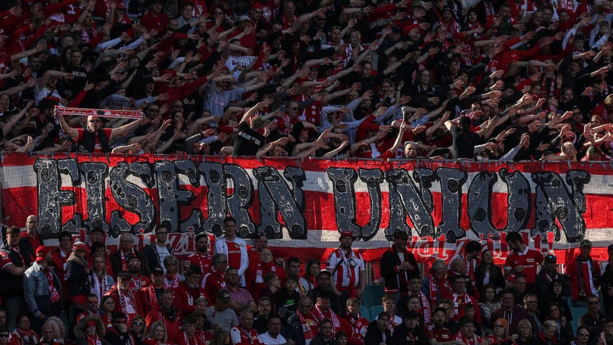 Zdjęcie okładkowe artykułu: Getty Images / Maja Hitij / Na zdjęciu: kibice Unionu Berlin na stadionie w Lipsku