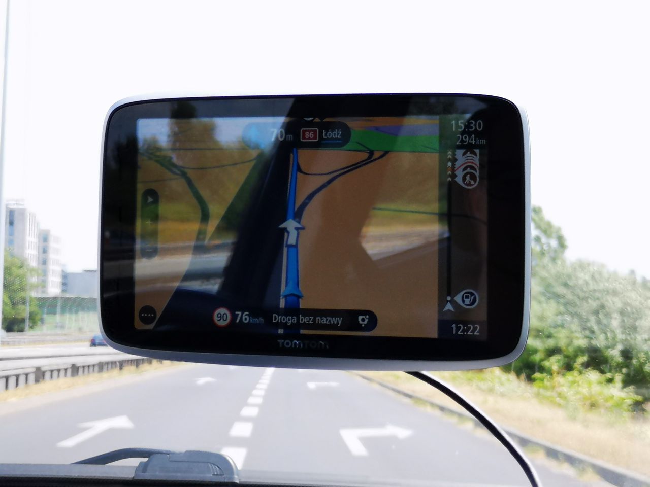 Błyszczący ekran sprawia, że łatwo o odblaski, ale tylko z punktu widzenia pasażera. Kierowca w znakomitej większości sytuacji widzi mapę bez problemu.