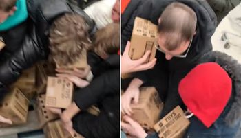 "Bitwa" w Auchan. Wyrywali sobie towar. Nagranie podbija sieć