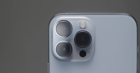 Mały otwór przy aparacie w iPhonie. Jaką dokładnie pełni funkcję?