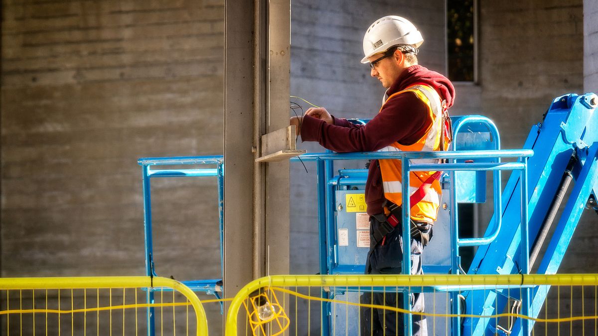 W Warszawie pracę najszybciej znajdą elektromonterzy