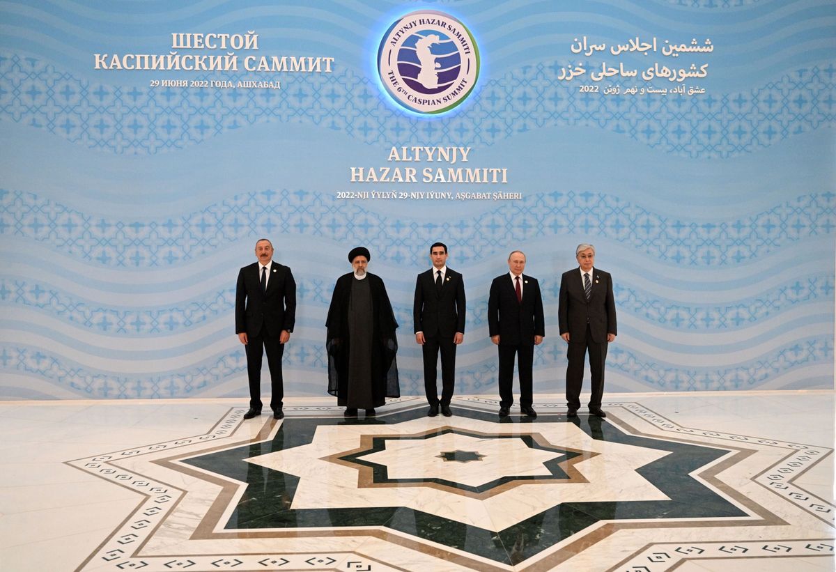 Putin z prezydentami Iranu, Azerbejdżanu, Kazachstanu i Turkmenistanu na szczycie państw basenu Morza Kaspijskiego w Aszchabadzie 