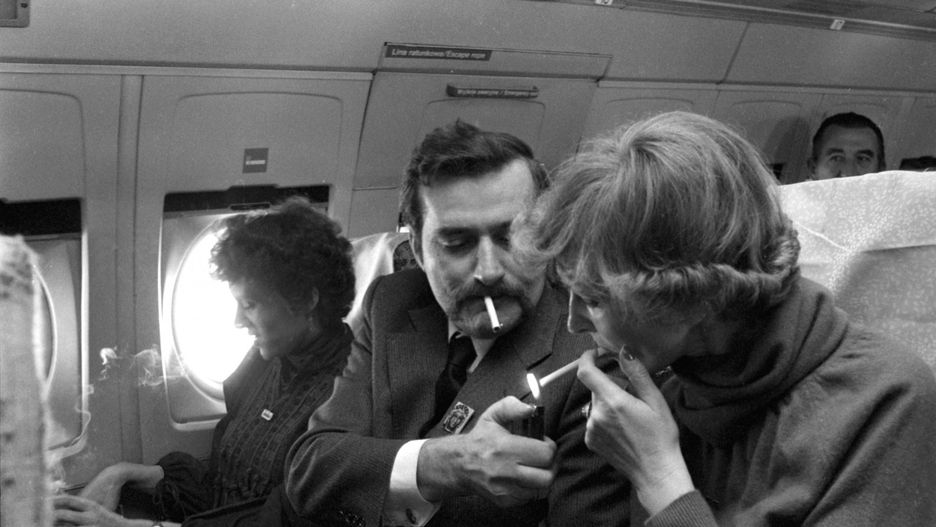 Lech Wałęsa w samolocie do Paryża w 1981 roku z rzeczniczką Krystyną Sobierajską
