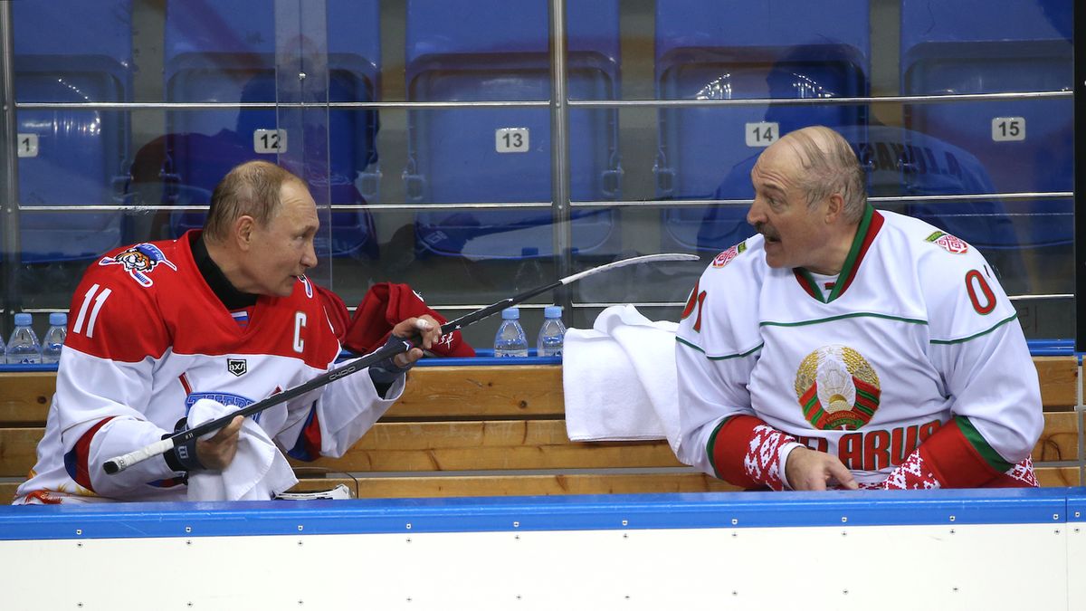 Zdjęcie okładkowe artykułu: Getty Images / Mikhail Svetlov / Władimir Putin (z lewej) i Aleksandr Łukaszenka podczas pokazowego meczu hokejowego w lutym 2019, w Soczi.