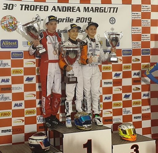 Dawid Liwiński (w biało-czerwonym stroju) na podium Trofeo Andrea Margutti (fot. Robert Liwiński)