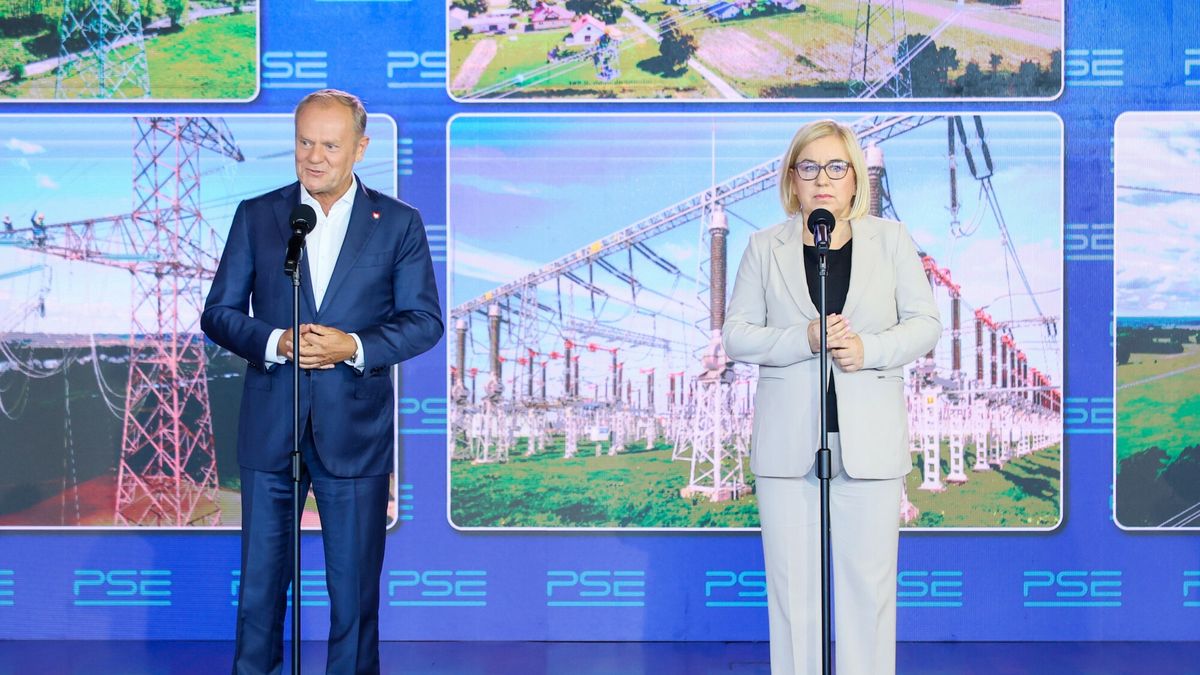 Premier Donald Tusk (L) i ministra Paulina Hennig-Kloska (P)