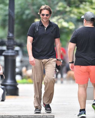 Bradley Cooper w czarnej polówce Burrbery