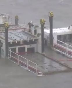 Lotnisko zalane po przejściu tajfunu. Wystaje tylko kilka budynków