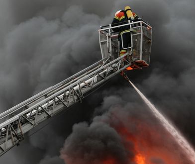 Śląskie. Groziło wybuchem. Strażacy gasili pożar samochodu z butlami