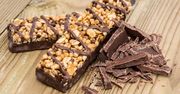 Batoniki muesli z masłem orzechowym w polewie z mlecznej czekolady (miękkie)