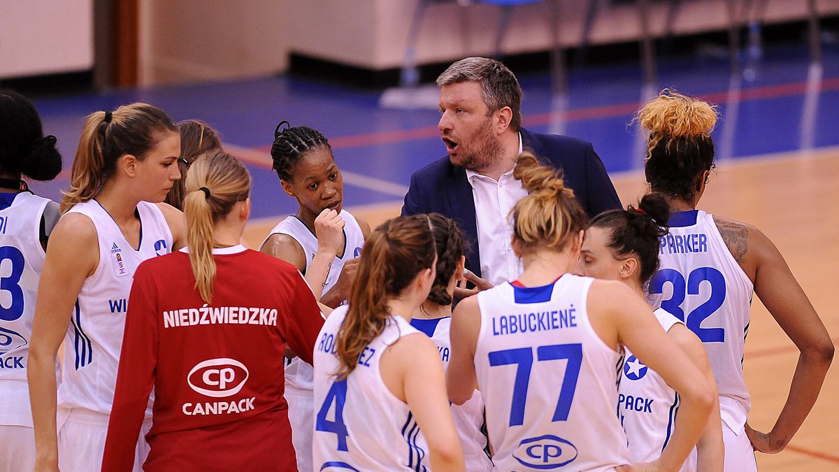 WP SportoweFakty / Krzysztof Porębski / Na zdjęciu: Krzysztof Szewczyk i koszykarki Wisły