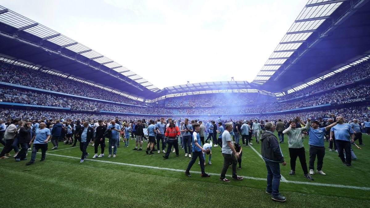 kibice Manchesteru City świętujący mistrzostwo Anglii