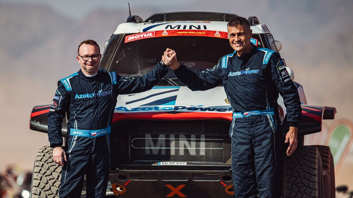 Materiały prasowe / Hołowczyc Racing / Na zdjęciu: Łukasz Kurzeja (z lewej) i Krzysztof Hołowczyc