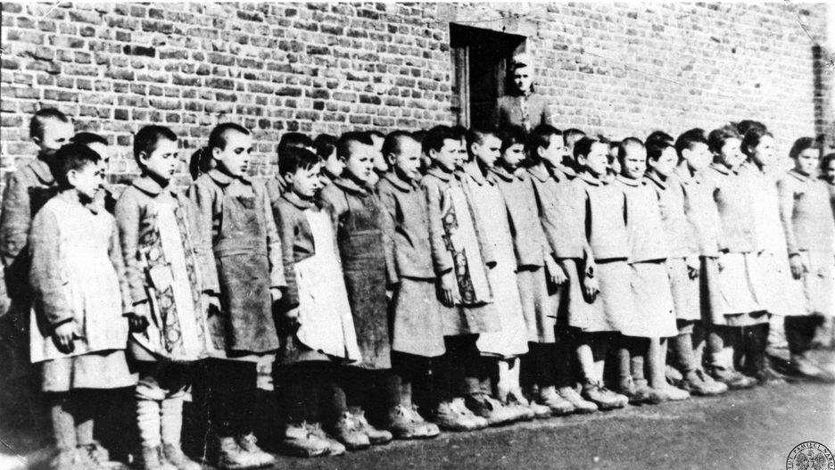 Apel małych więźniarek Kinder-KL Litzmannstadt. W drzwiach stoi Eugenia Pol 