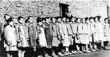 "Mamo, po coś ty mnie urodziła". Los tej dziewczynki stał się symbolem cierpienia ofiar "dziecięcego Auschwitz"