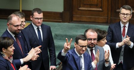 Dwutygodniowy rząd Morawieckiego. Zarobili krocie