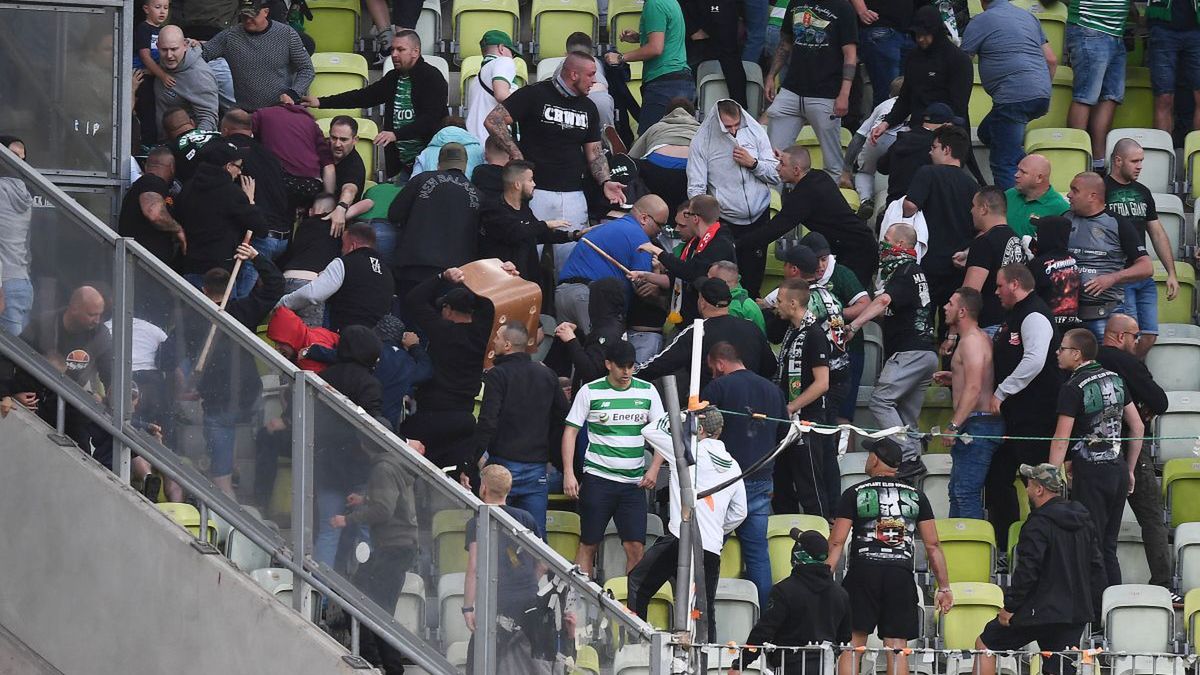 Zdjęcie okładkowe artykułu: PAP / JAN DZBAN / Na zdjęciu: bójka na stadionie w Gdańsku podczas meczu Lechii z Akademiją Pandev