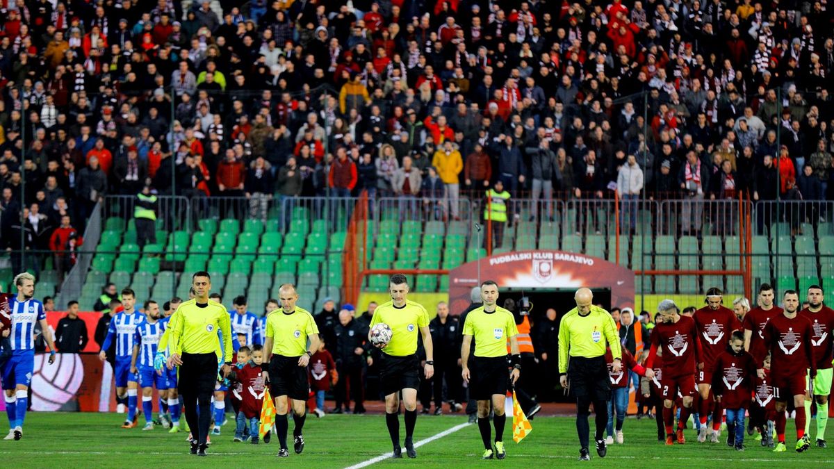 Zdjęcie okładkowe artykułu: Getty Images / Samir Yordamovic/Anadolu Agency via Getty Images / Kadr z meczu FK Sarajewo vs FK Zeljeznicar w lidze bośniackiej