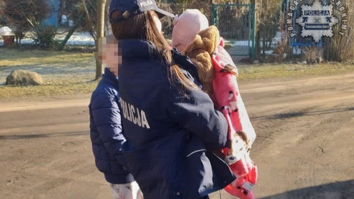 Policjanci pomogli w ewakuacji czterech osób