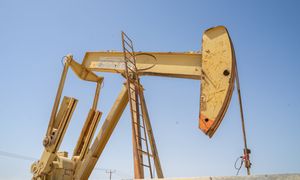 Cena ropy nie spadnie tak szybko? Nowa prognoza