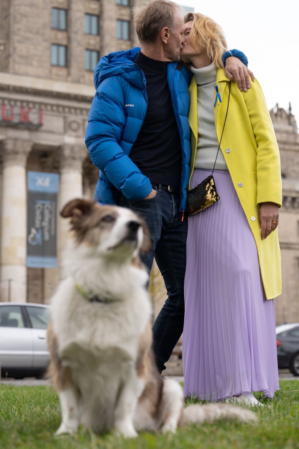 Agata Buzek, Andrzej Chyra i Michał Latałło całują się pod Pałacem Kultury