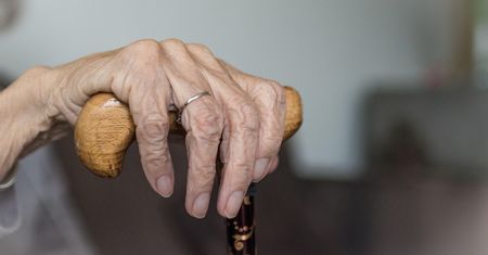 Mieszkała ze zwłokami męża. Sąsiadka wezwała policję