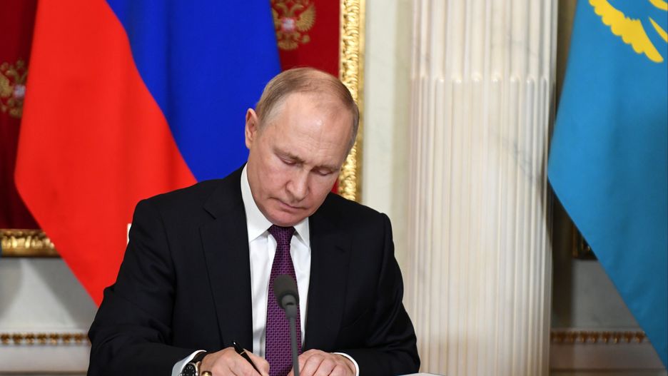 Kazakh President Kassym-Jomart Tokayev visits Russia
epa10334121 Russian President Vladimir Putin attends a signing ceremony following a meeting with Kazakhstan's President Kassym-Jomart Tokayev at the Kremlin in Moscow, Russia, 28 November 2022. President of Kazakhstan is on official visit to Russia.  EPA/MIKHAIL KLIMENTYEV / SPUTNIK / KREMLIN POOL MANDATORY CREDIT 
Dostawca: PAP/EPA.
MIKHAIL KLIMENTYEV / SPUTNIK / KREMLIN POOL