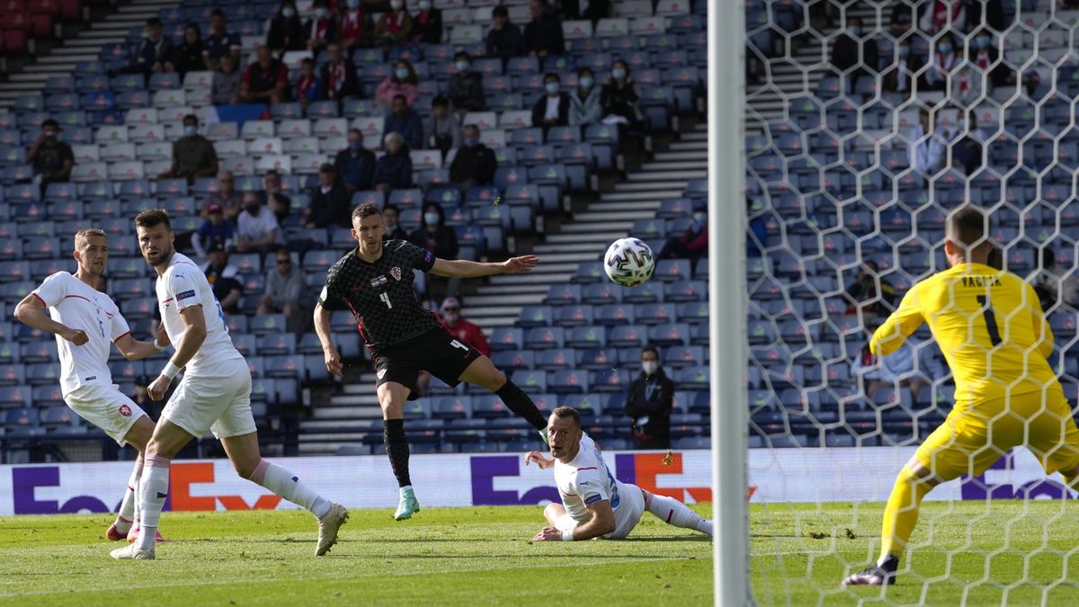 PAP/EPA / Petr Josek  / Na zdjęciu: Ivan Persić strzelający gola Czechem