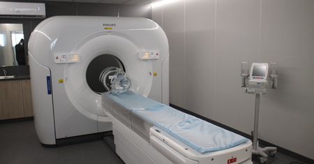 Rezonans wciągnął wózek zabiegowy. Szpital tłumaczy: "Pracownik nie zachował ostrożności"