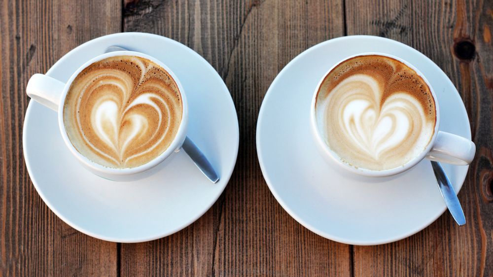 Bezkofeinowa kawa instant przygotowana z wodą