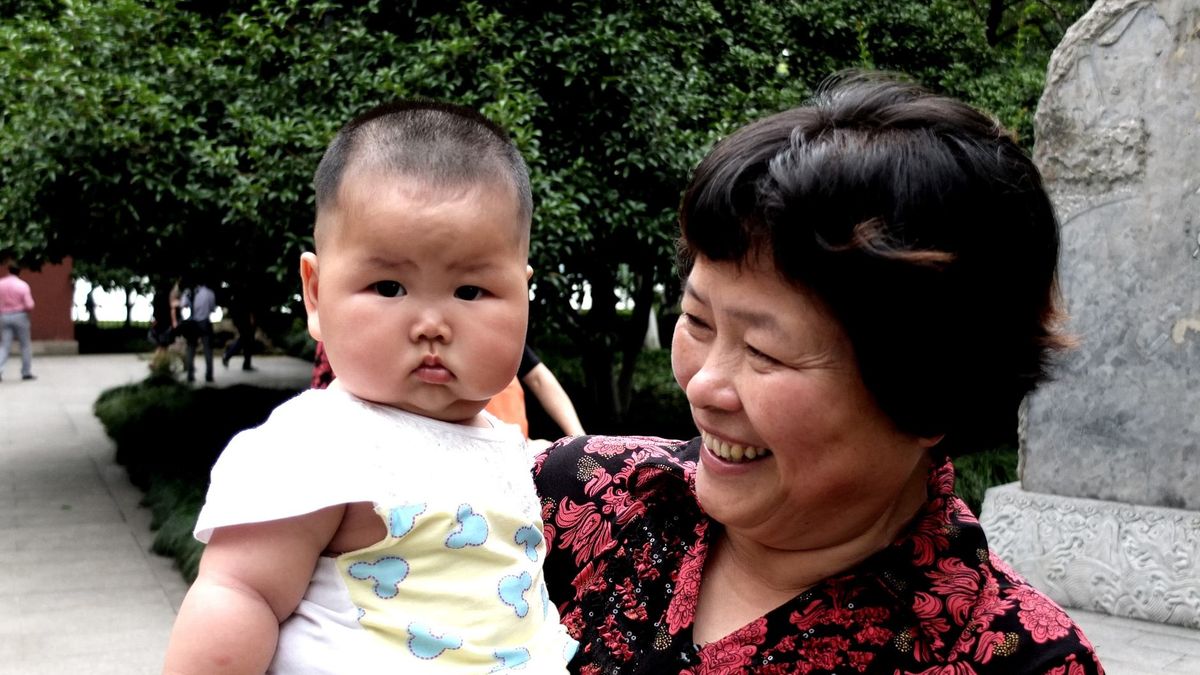 Chińskie władze rezygnują z polityki jednego dziecka na rzecz dwójki. Powód? Problemy demograficzne, dokładnie: starzejące się społeczeństwo. Pytanie jednak czy chińskie pary - choć będą mogły, będą chciały?
