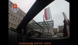 Warszawa. Policjanci eskortowali rodzącą kobietę do szpitala