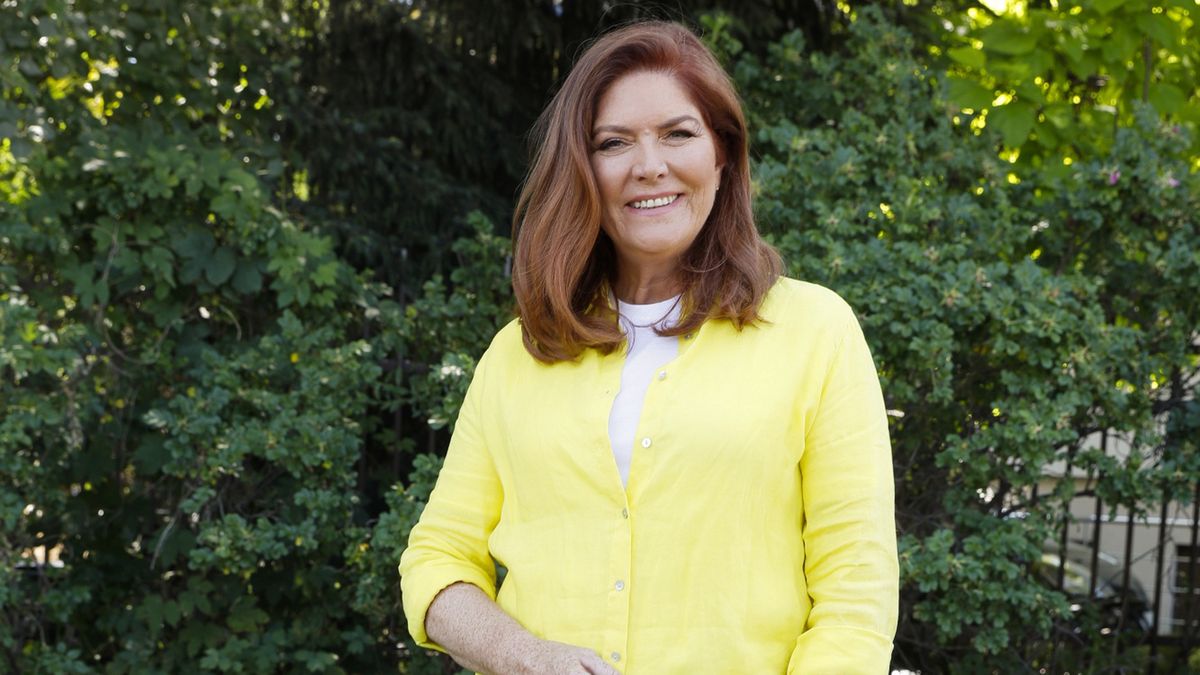 czerwiec 2022, damskie, kobieta, sweterek na guziki, sylwetka, jeansy granatowe, Katarzyna Dowbor