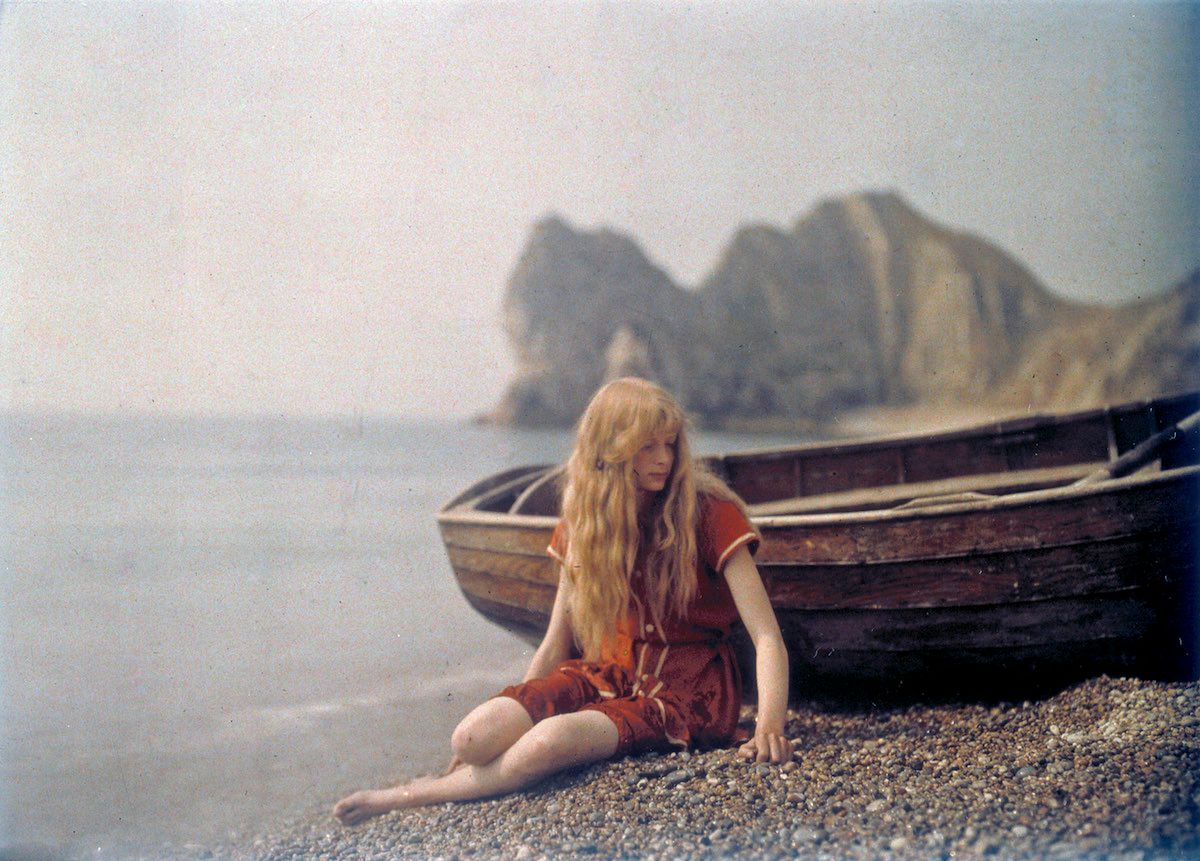 Christina w czerwonej sukience, czyli pierwsze kroki kolorowej fotografii z 1913 roku