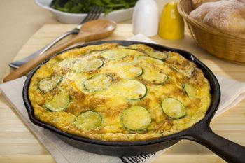 Jajecznica już ci się przejadła? Zrób szybki omlet z cukinii i jajka