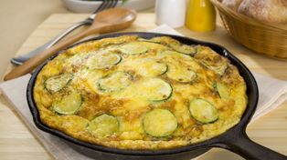 Jajecznica już ci się przejadła? Zrób szybki omlet z cukinii i jajka