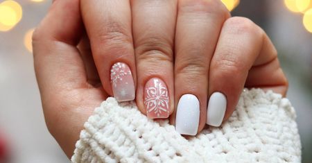Pora na christmas nails! Stylistka paznokci wskazuje najgorętsze trendy w świątecznym manicure