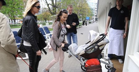 "Przewinęłam dziecko NA STOLE! Tym samym, NA KTÓRYM JECIE PARÓWKI!"