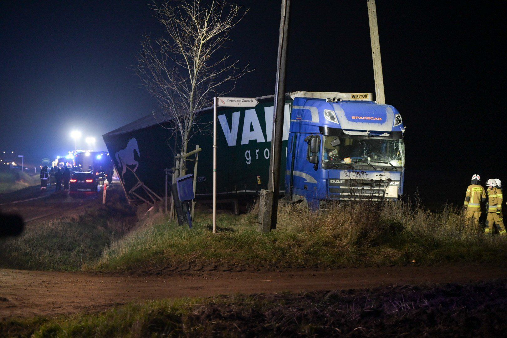 Na DK16 w Rogóźnie-Zamku samochod osobowy zderzył się z ciężarówką
