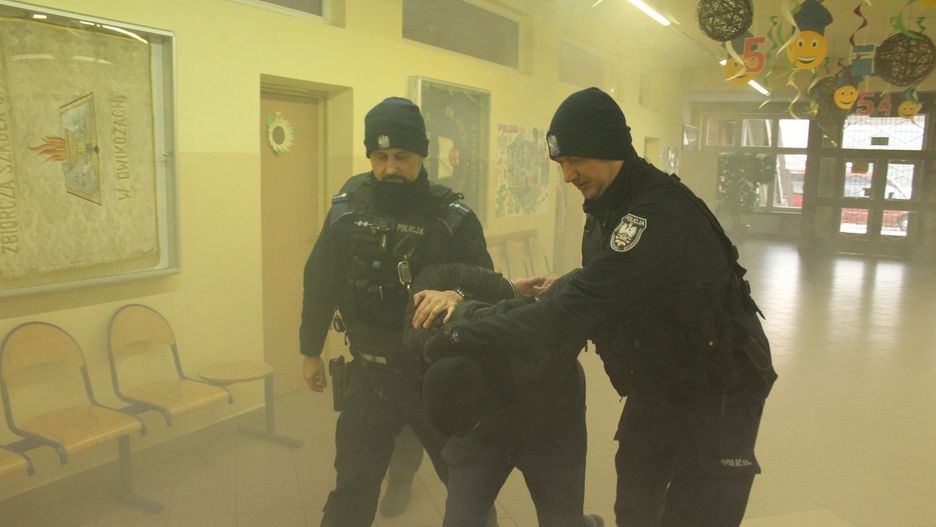 Atak terrorystyczny w budynku Szkoły Podstawowej w Dwikozach to jeden z epizodów podczas ćwiczeń obronnych w Dwikozach.