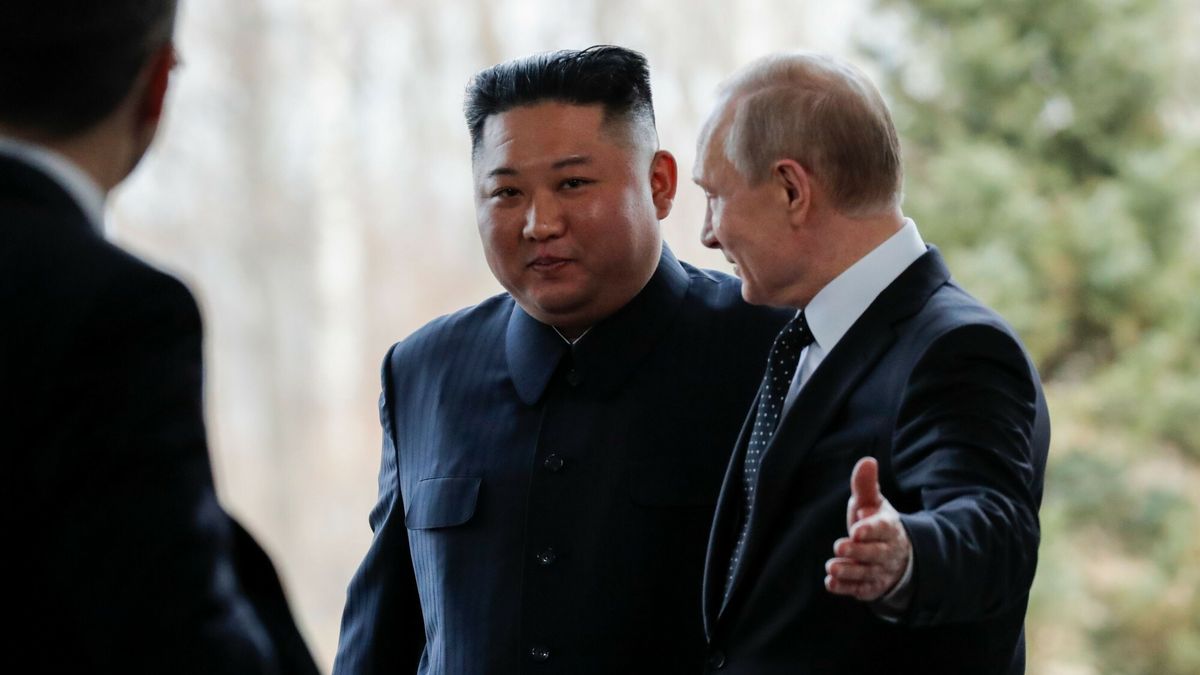 Kim Dzong Un spotka? si? z W?adimirem Putinem
TOPSHOT - Russian President Vladimir Putin welcomes North Korean leader Kim Jong Un prior to their talks at the Far Eastern Federal University campus on Russky island in the far-eastern Russian port of Vladivostok on April 25, 2019. (Photo by Alexander Zemlianichenko / POOL / AFP)
ALEXANDER ZEMLIANICHENKO